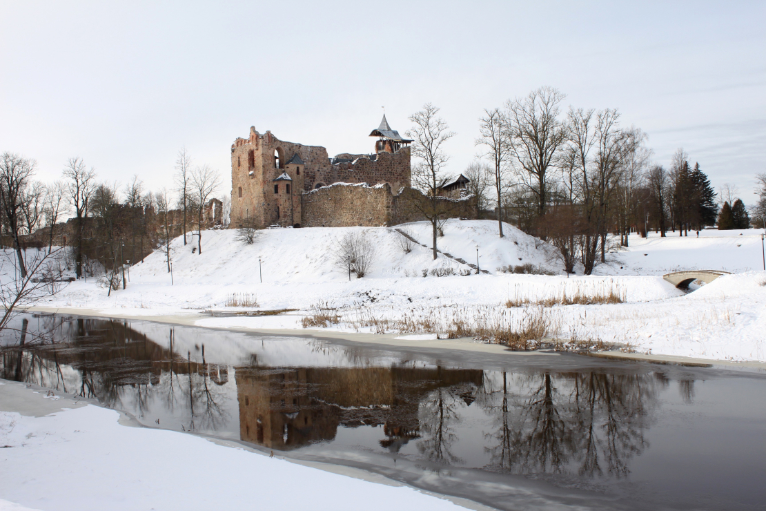 Dobeles pilskalns ar Livonijas ordeņa pilsdrupām.