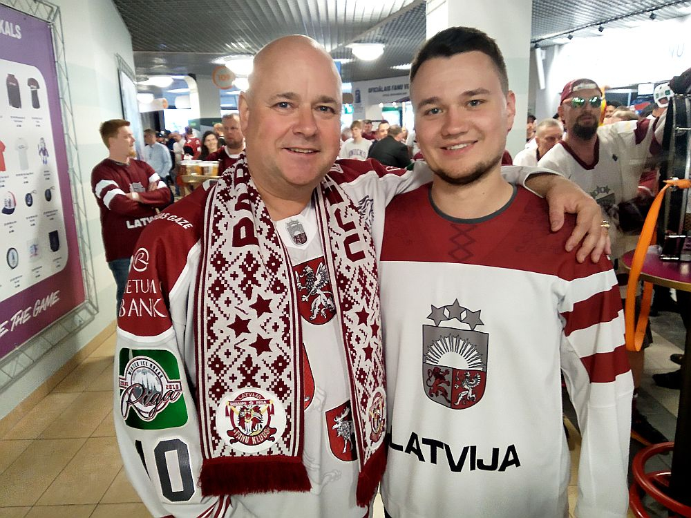 Ronalds Brutāns (pa kreisi) ar dēlu Mareku, kurš spēlē florbolu un "Triobet/Ulbroka" sastāvā pirms sešiem gadiem kļuva par Latvijas čempionu.
