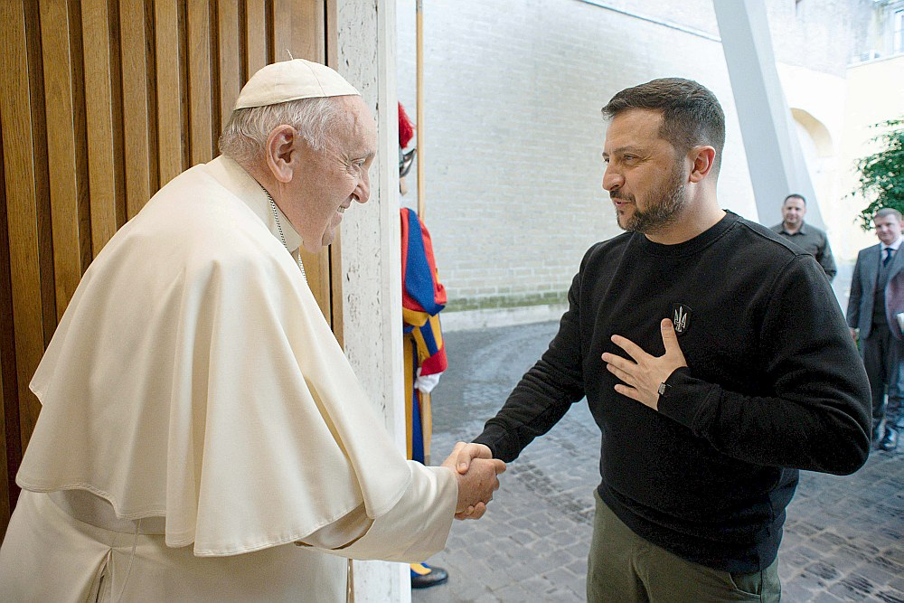 Ukrainas prezidents Volodimirs Zelenskis (no labās) Vatikānā tiekas ar pāvestu Francisku.