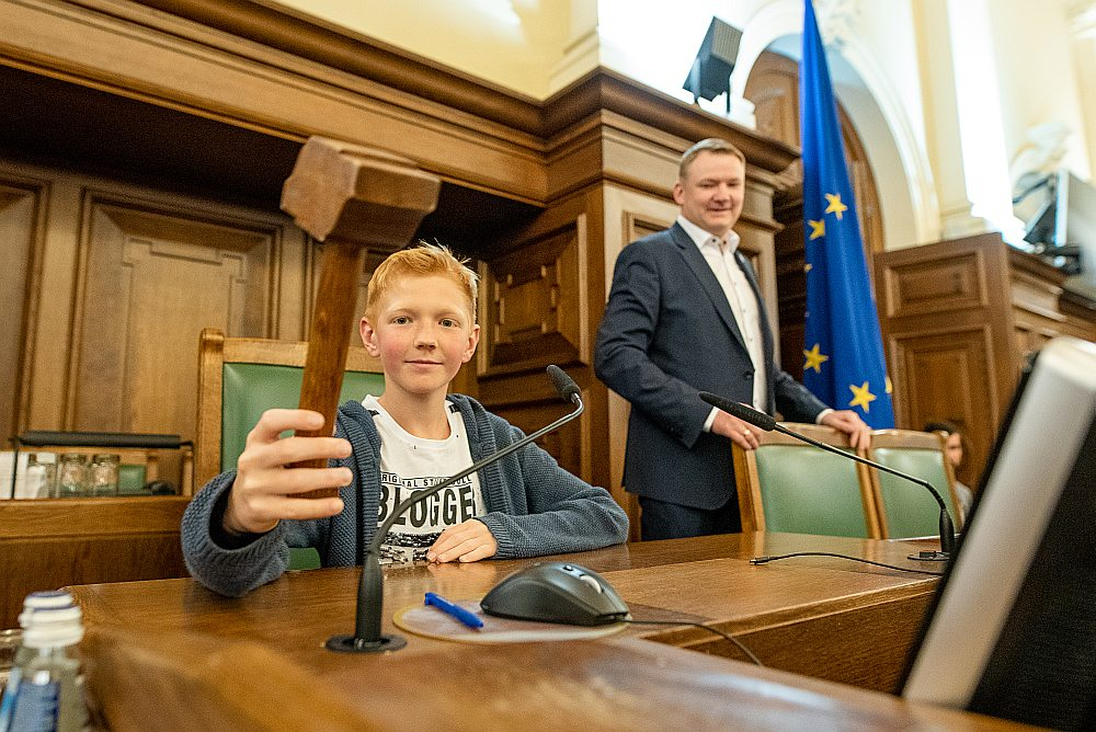 Muzeju naktī durvis apmeklētājiem vēra arī Saeimas nams. Parlamenta viesi izmantoja iespēju iepazīt, kā Saeima savu darbu organizēja pirms gadsimta un kā – mūsdienās. Saeimas priekšsēdētājs Edvards Sm