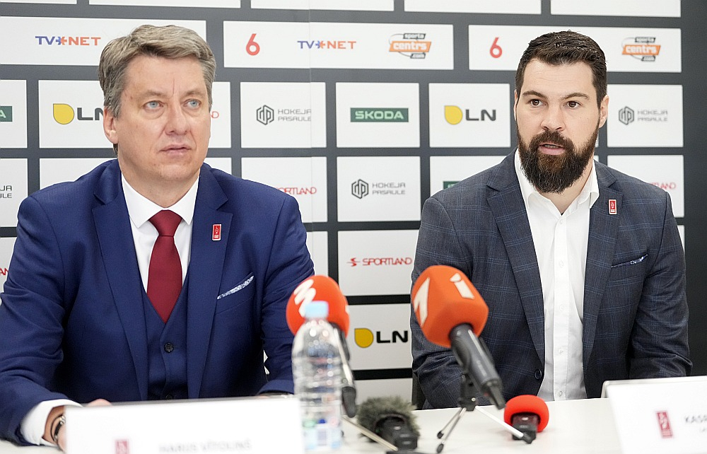 Latvijas hokeja izlases galvenais treneris Harijs Vītoliņš (no kreisās) un viņa labā roka laukumā – kapteinis Kaspars Daugaviņš.