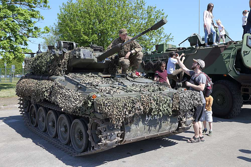 Pasažieru ostā piestāj NATO kuģi un tehnika.