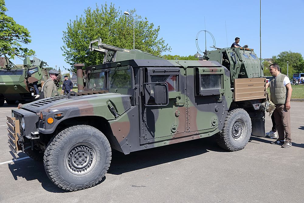 Pasažieru ostā piestāj NATO kuģi un tehnika.