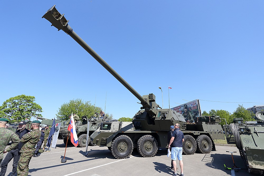 Pasažieru ostā piestāj NATO kuģi un tehnika.