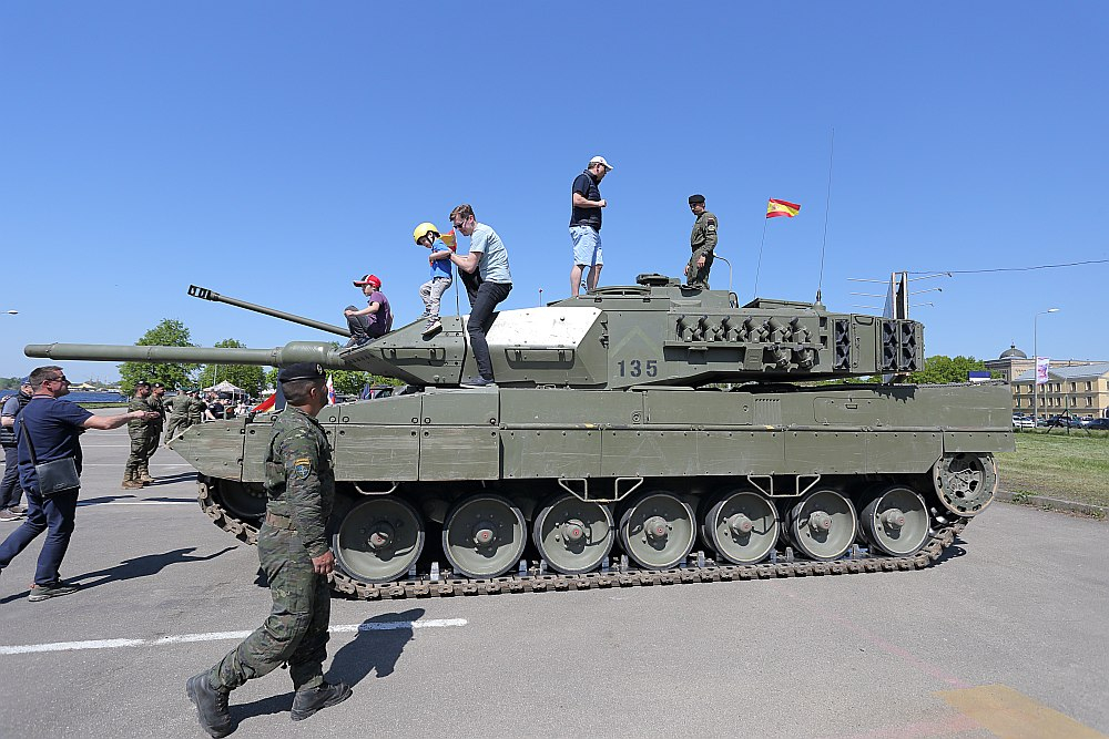 Pasažieru ostā piestāj NATO kuģi un tehnika.