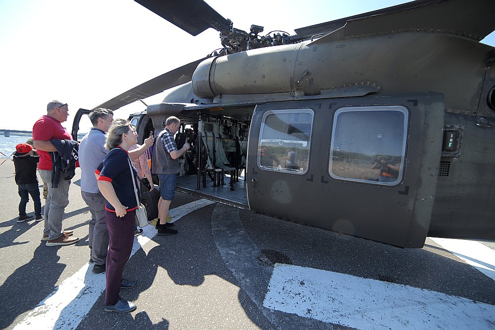 Pasažieru ostā piestāj NATO kuģi un tehnika. Helikopters.