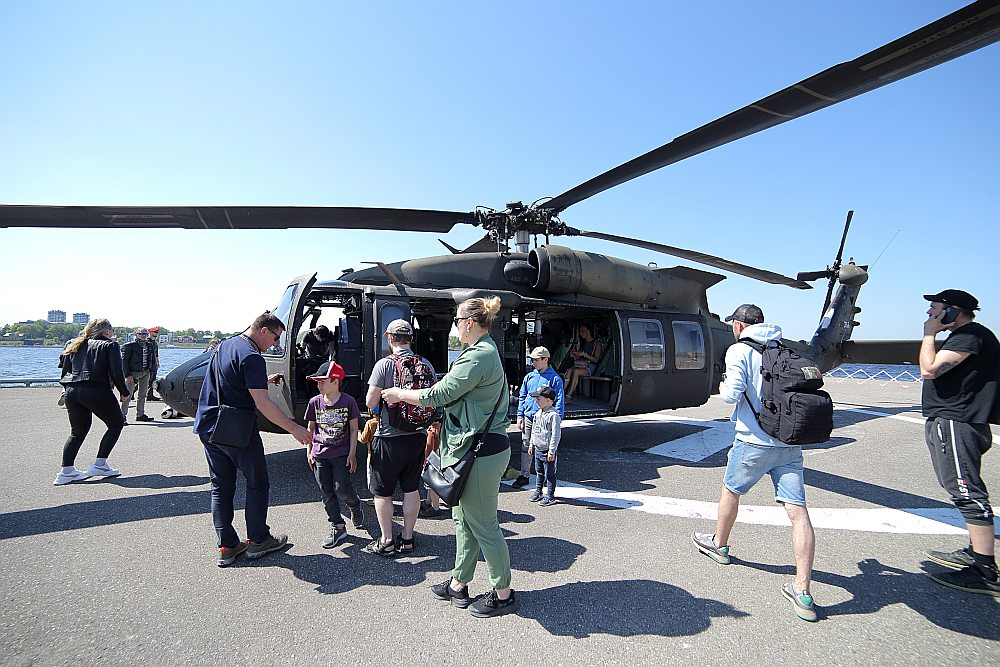 Pasažieru ostā piestāj NATO kuģi un tehnika. Helikopters.
