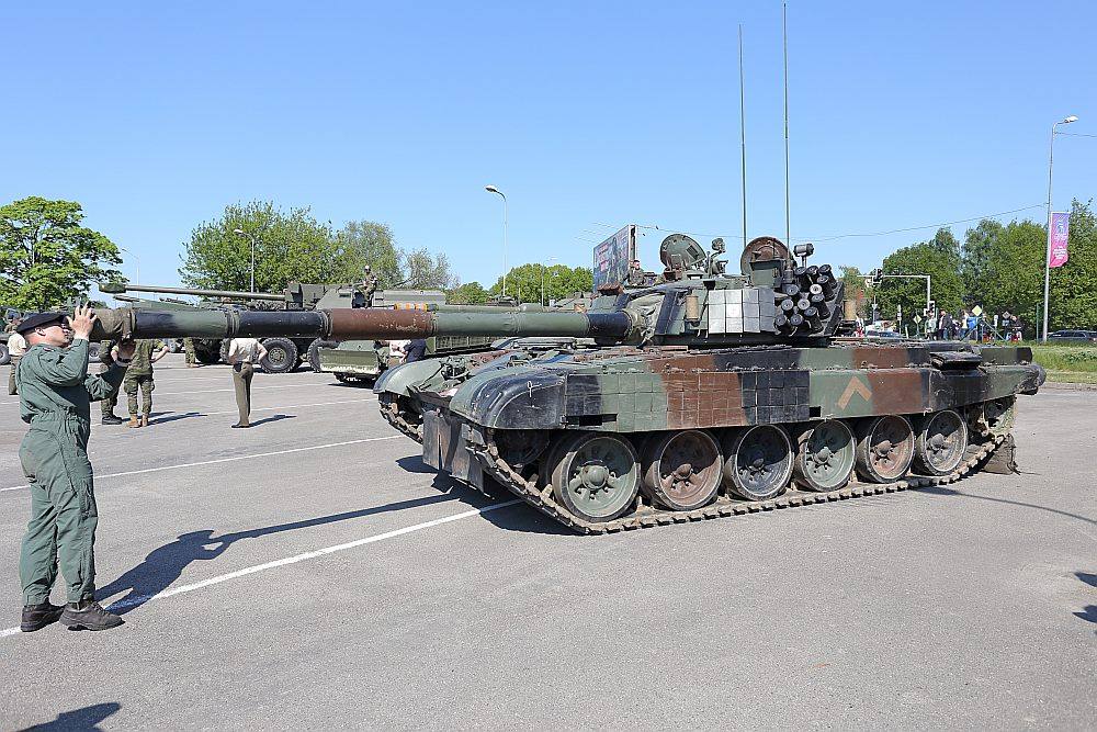 Pasažieru ostā piestāj NATO kuģi un tehnika. Tanks.