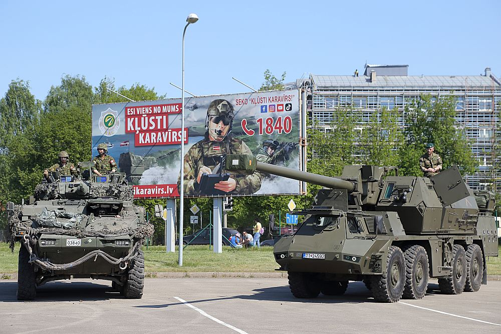 Pasažieru ostā piestāj NATO kuģi un tehnika.