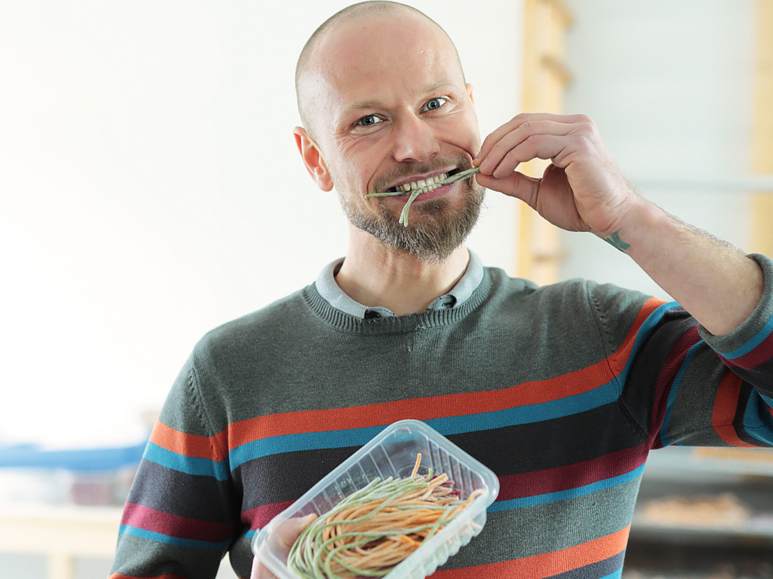 "Īstenībā tie ir dārzeņi, kas maskējas par makaroniem," tā par savu produkciju - svaigajiem makaroniem teic zīmola 'Pastahouse' izveidotājs Arno Polītis.