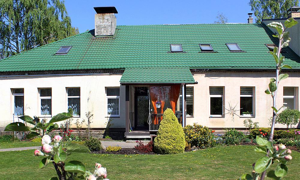 Šī ir bijusī kazarma, nu pamatīgi pārveidota – priecē ar ērtām, plašām telpām, glītu verandu un iekoptu pagalmu.