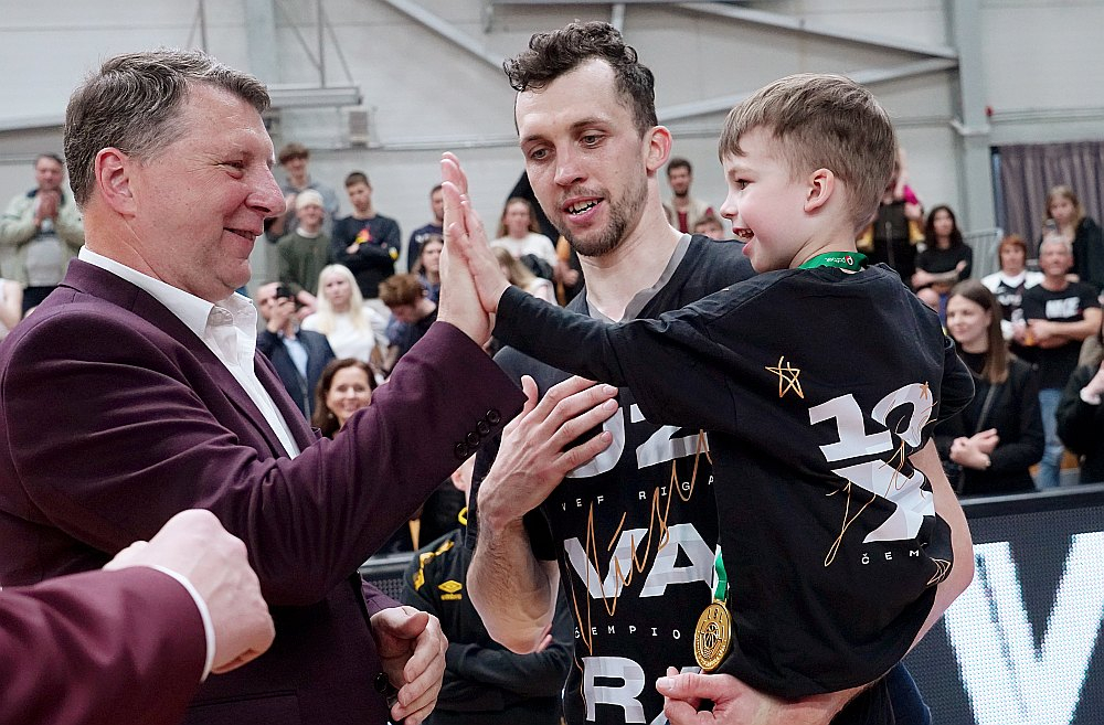 Latvijas Basketbola savienības prezidents Raimonds Vējonis (pa kreisi) sveic "VEF Rīgas" kapteini Arti Ati un viņa dēlu.
