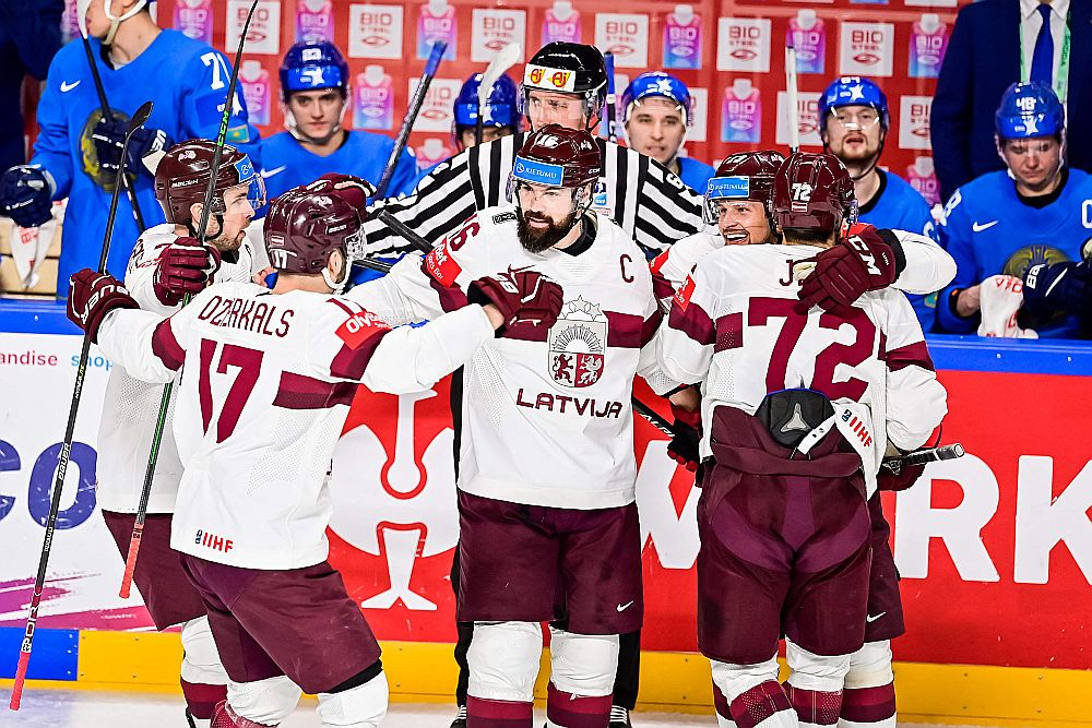 Latvijas izlases hokejisti spēlē pret Kazahstānu beidzot sajuta vārtu gūšanas garšu, pretinieku cietoksnī saberot septiņas ripas.