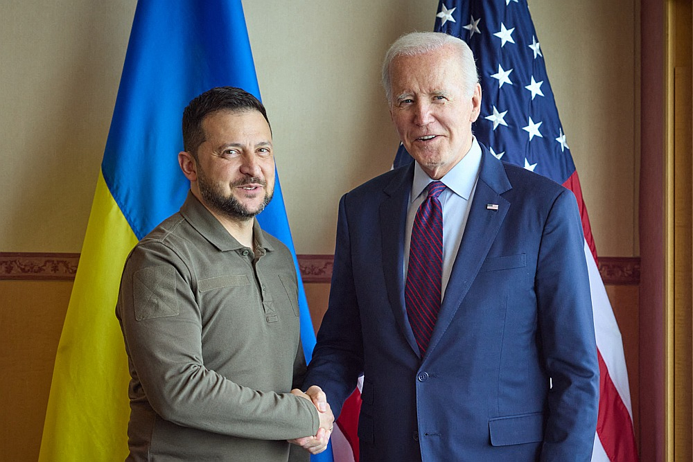 Ukrainas prezidents Volodimirs Zelenskis (no kreisās) un ASV prezidents Džo Baidens G7 samitā Japānas pilsētā Hirosimā.