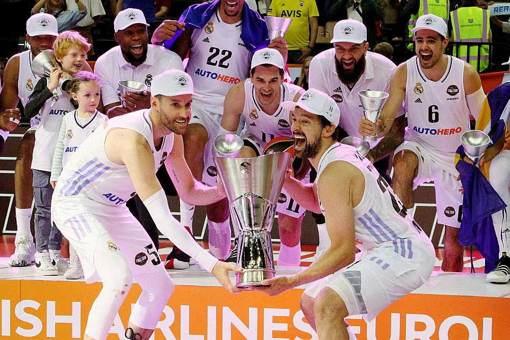 Madrides "Real" basketbola kluba veterāni Rūdijs Fernandess (no kreisās) un Serhio Ļuļs virs galvas grasās celt ULEB Eirolīgas čempionu kausu.