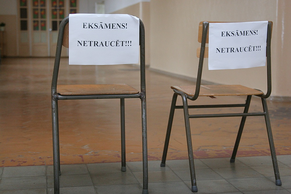Šogad pirmo reizi devīto klašu absolventi kārtos centralizētos eksāmenus matemātikā, latviešu valodā un svešvalodā.