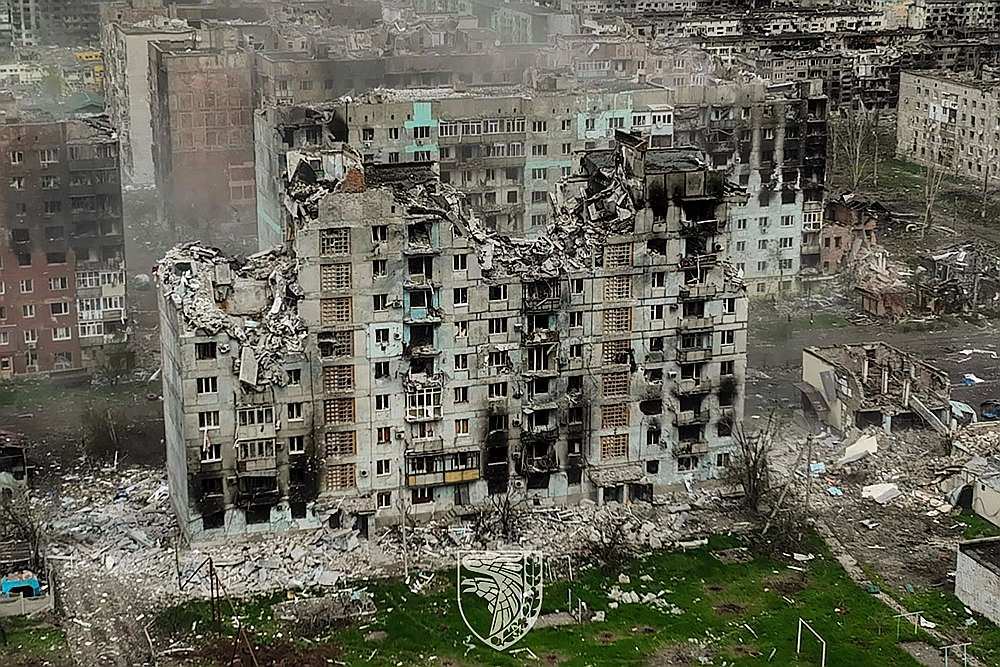 Ukraina paziņojusi, ka joprojām kontrolē nelielu teritoriju kaujās izpostītajā Bahmutā.
