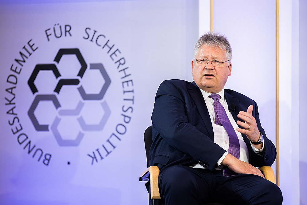 Vācijas izlūkdienesta BND vadītājs Bruno Kāls: Krievijai ir viss vajadzīgais Ukrainas kara turpināšanai ilgtermiņā – munīcija un iespēja iesaukt armijas rindās aizvien jaunus pilsoņus.