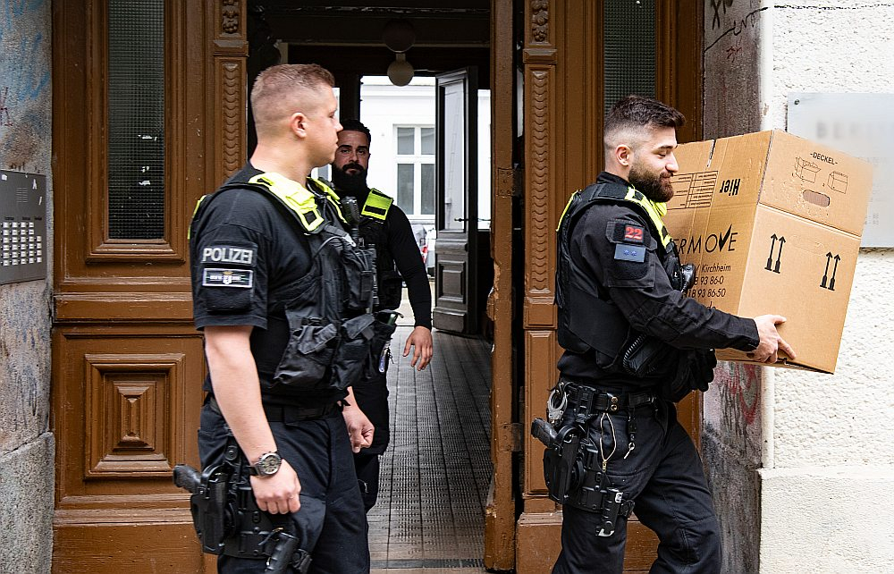 Kratīšana klimata aktīvistu organizācijas "Pēdējā paaudze" īpašumā Berlīnē. Kopā kratīšana veikta septiņās federālajās zemēs.