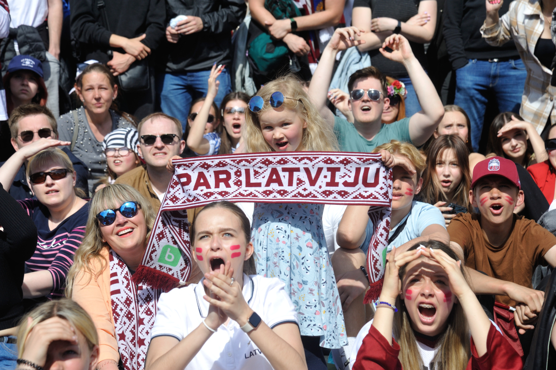 Latvijas hokeja izlases līdzjutēji vēro spēli Doma laukumā.