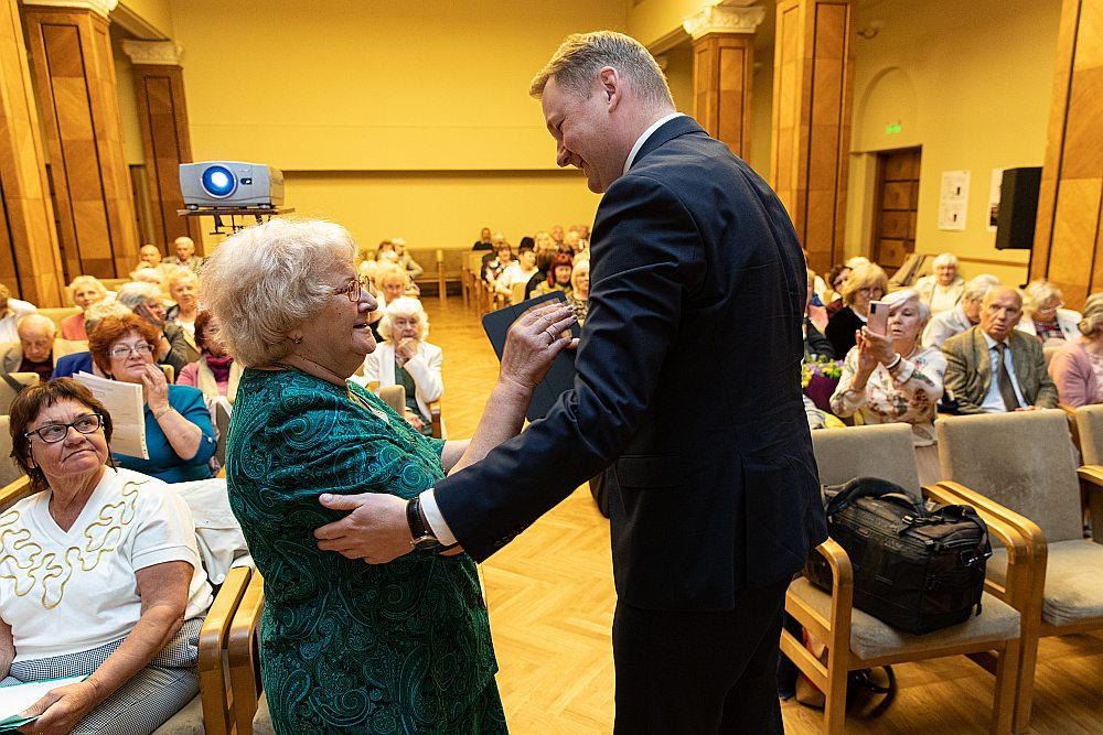 Latvijas Pensionāru federācijas priekšsēdētāja Aija Barča un Saeimas priekšsēdētājs Edvards Smiltēns.