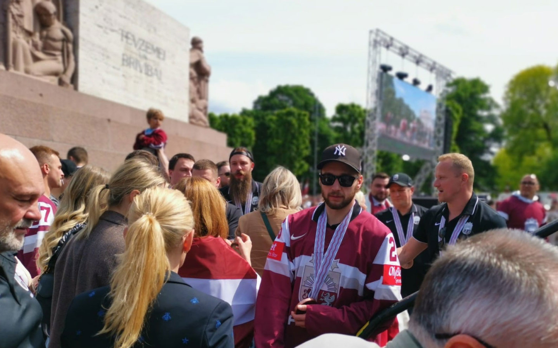 Cilvēki pie Brīvības pieminekļa sagaida hokeja varoņus.