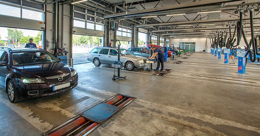 Šādas ērtības tehniskajai apskatei nodrošināt autoservisos nez vai ir iespējams.