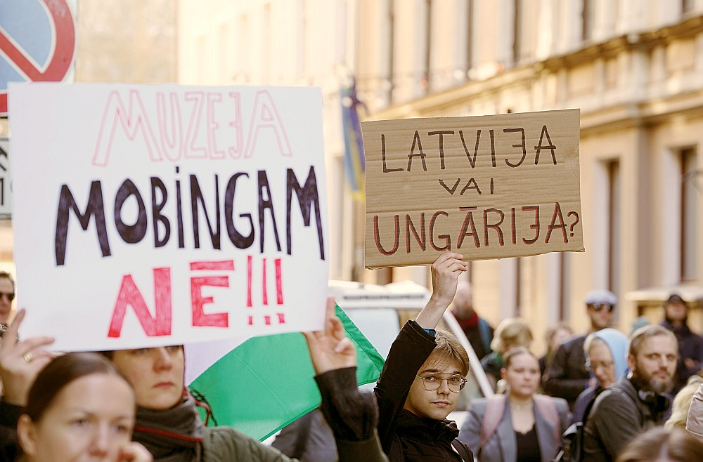 Pie Vides aizsardzības un reģionālās attīstības ministrijas 20. aprīlī notika pikets par Ogres novada domes priekšsēdētāja Egila Helmaņa atstādināšanu. Tomēr ministrs Māris Sprindžuks līdz šim brīdim nav nācis ar konkrētiem priekšlikumiem.