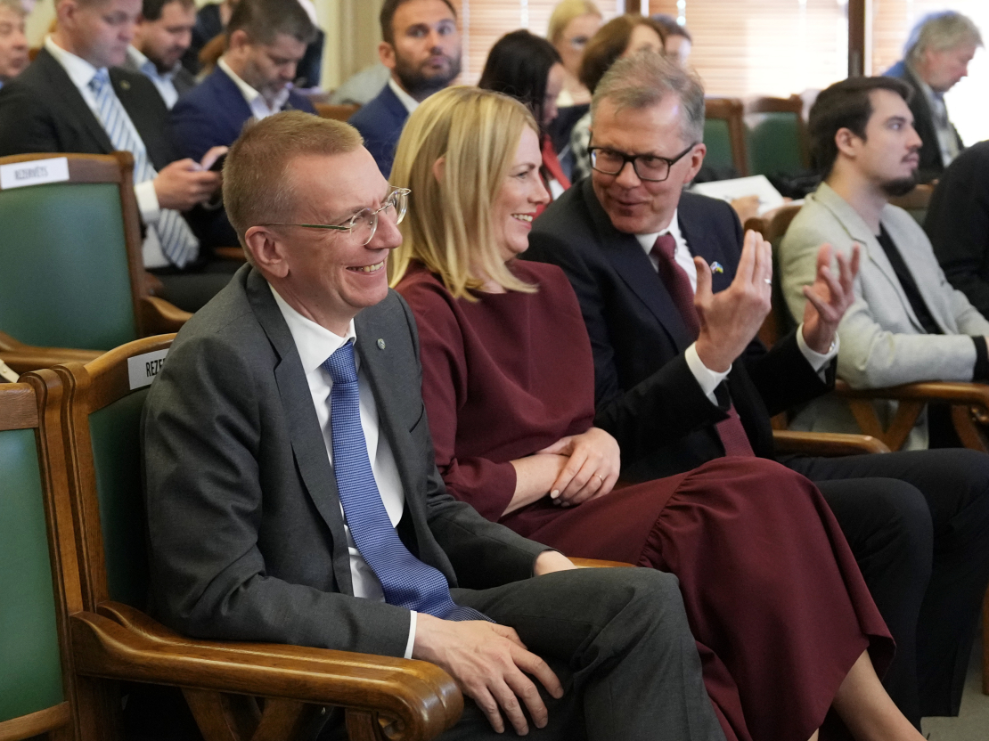 Valsts prezidenta amata kandidāti - ārlietu ministrs Edgars Rinkēvičs (no kreisās), publiskās pārvaldības eksperte Elīna Pinto un uzņēmējs Uldis Pīlēns Saeimas ārkārtas sēdes laikā, kurā notiek Valsts prezidenta vēlēšanas.