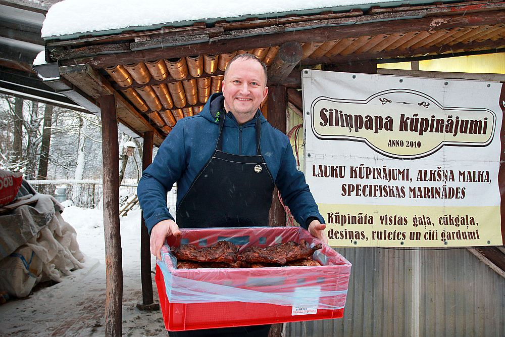 EK uzskata, ka tādiem uzņēmējiem kā attēlā redzamais "Siliņpapa kūpinājumu" īpašnieks Haralds Siliņš vajadzētu saņemt daudz lielāku valsts finansiālo atbalstu, lai veicinātu investīcijas zaļajā pārejā un reģionālajā attīstībā.