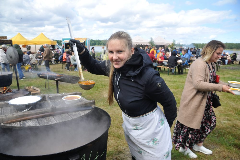 Latvijas Etnogrāfiskajā brīvdabas muzejā tradicionālais gadatirgus. Zupa.