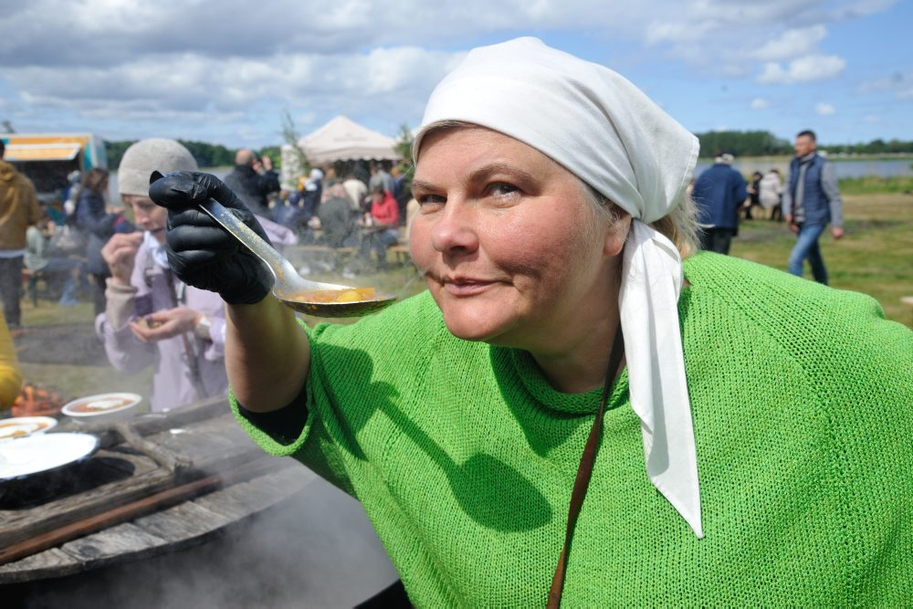 Latvijas Etnogrāfiskajā brīvdabas muzejā tradicionālais gadatirgus. Zupa.