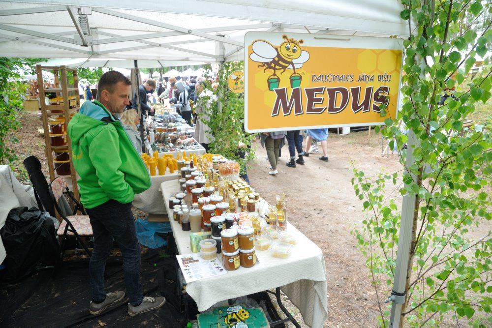 Latvijas Etnogrāfiskajā brīvdabas muzejā tradicionālais gadatirgus. Medus.