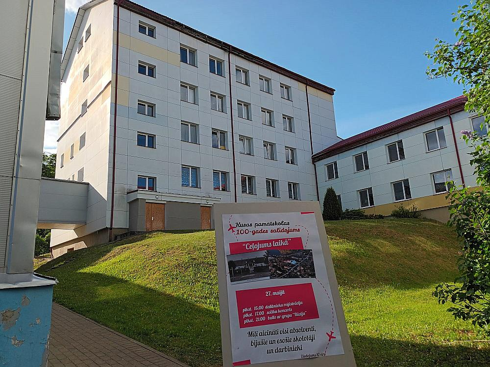 Simtgadnieces tagadējo veidolu daudziem bijušajiem Kusas skolas audzēkņiem šobrīd grūti atpazīt – kādreizējā muižkunga māja pārtapusi mūsdienīgā daudzstāvu ēku kompleksā, izceļoties apkārtējā ainavā.