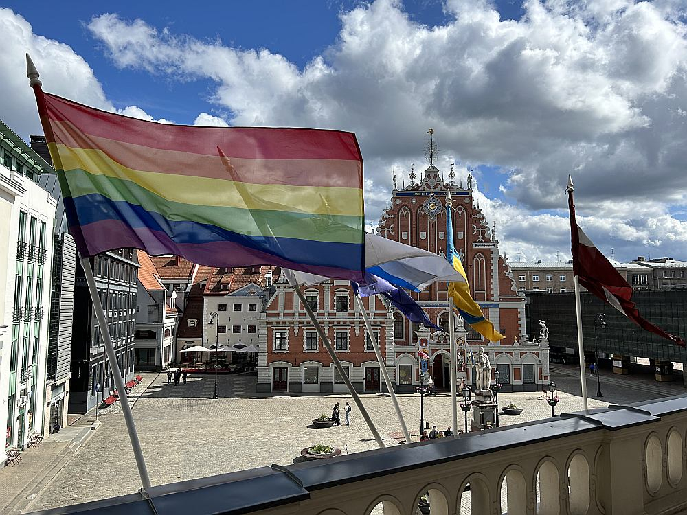 LGBTQ karogs pie Rīgas domes ēkas.