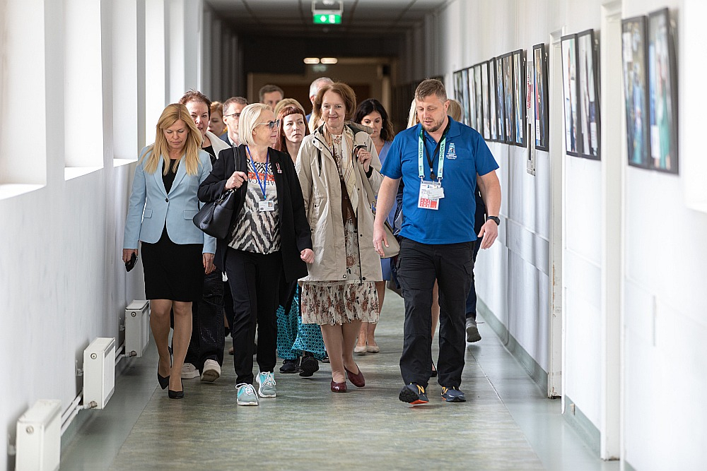 Saeimas Sociālo un darba lietu komisijas deputāti, viesojoties Stradiņa slimnīcā, apmeklēja arī Neatliekamās medicīnas centru, taču nevienam neradās jautājumi par mediķu un NMC vadītāja vietnieka Roberta Fūrmaņa (pirmais no labās; blakus komisijas vadītāja Inga Bērziņa) konfliktsituācijām ar darbiniekiem, kas novedušas līdz tiesas procesiem.