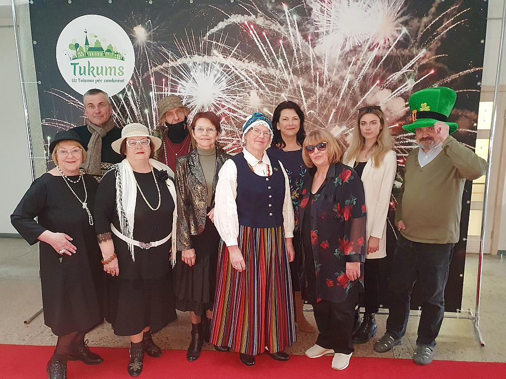 Daļa Tukuma literātu, filmējoties apvienības 60 gadu jubilejas filmā. No kreisās: Dagnija Gudriķe, Aigars Brics, Ingrīda Zaķe,Gvido Drage, Ināra Bezmere, Ilga Bindre, Guna Roze, Anna Jurševica, Maija Laugale, Guntis Tālers.