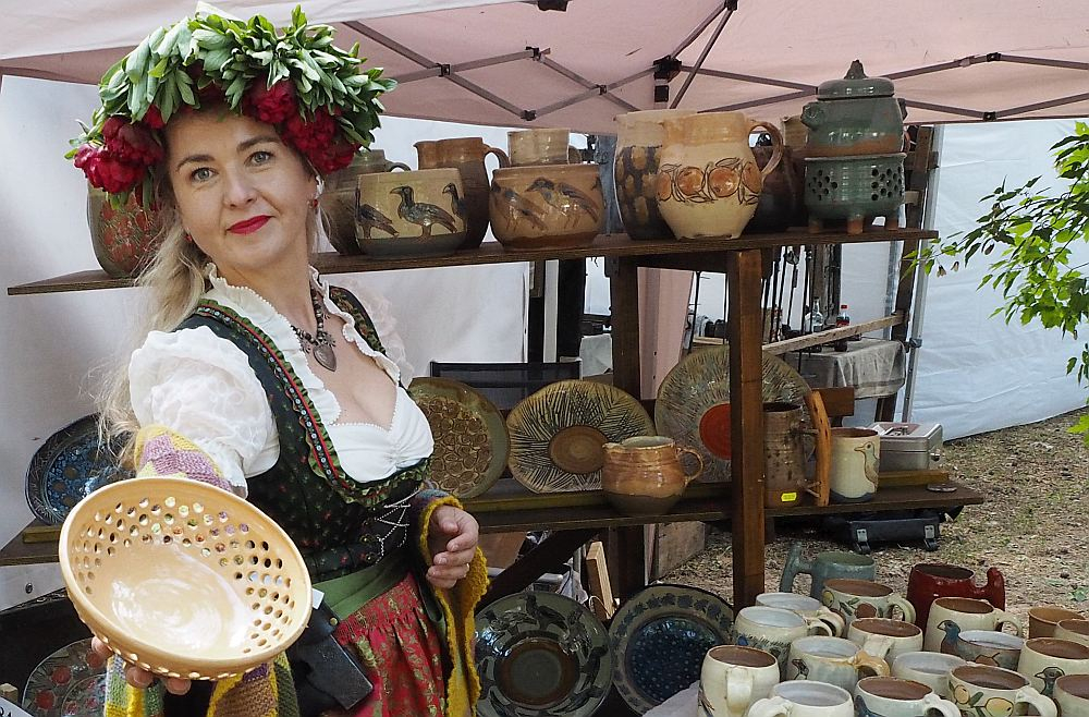 Liene Barons demonstrē mātes Māras Kalnišķes gatavotu zemeņu trauku. Lai ogas būtu sausas un labāk saglabātus, to klāj caurumiņi.