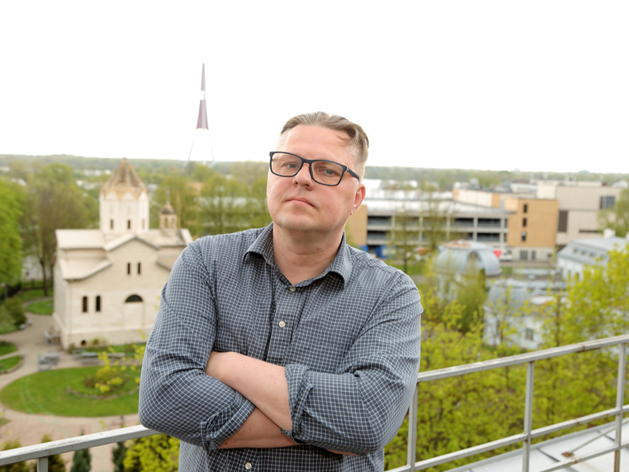 Digitālās platformas "Lasi.lv" kapteinis Jānis Žilde "komandtiltiņā" – no "Latvijas Mediju" terases pārskatāma vai puse Rīgas.
