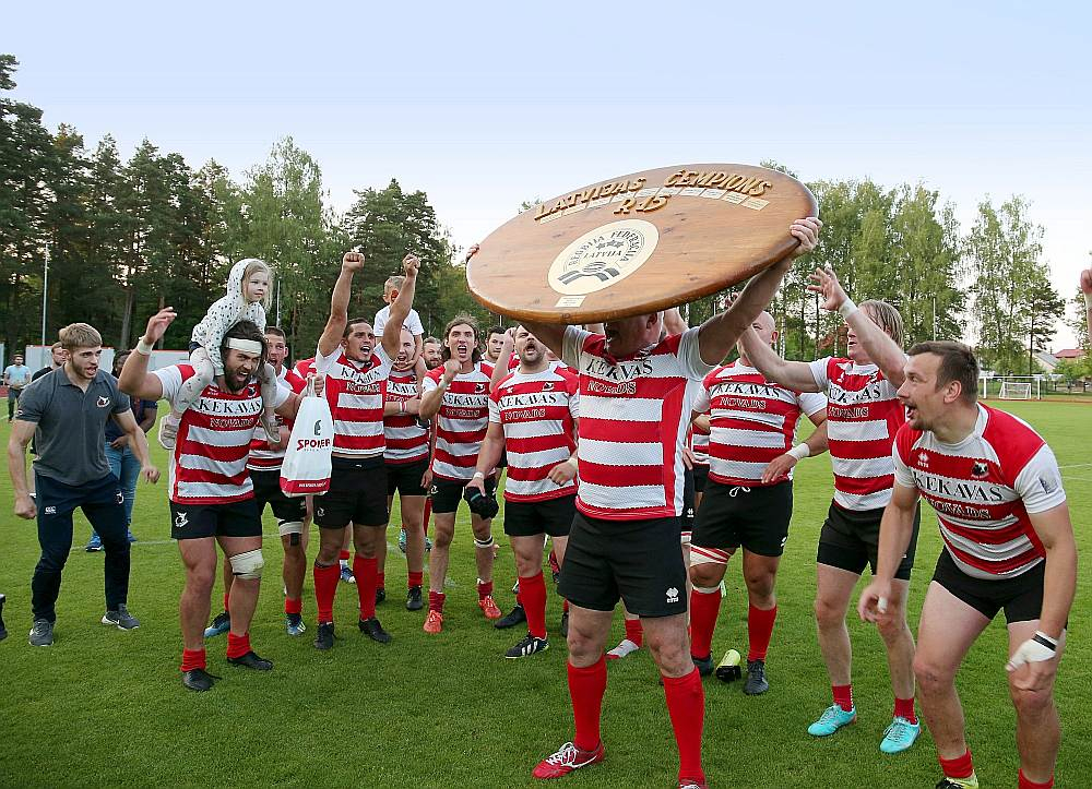 "Miesnieki/Ķekava" regbisti ar Latvijas čempionu plāksni.