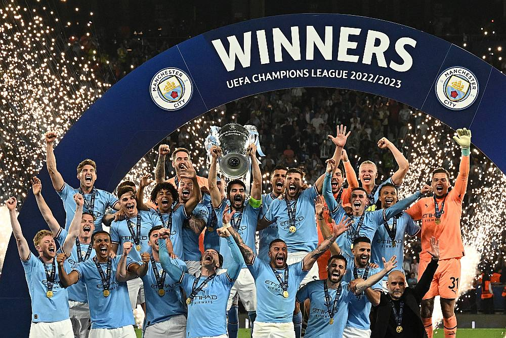 Mančestras "City" futbolisti trešo reizi šajā sezonā virs galvas cēla prestižu trofeju, taču pirmo reizi kluba vēsturē pašu nozīmīgāko Eiropā – Čempionu līgas uzvarētāju kausu.