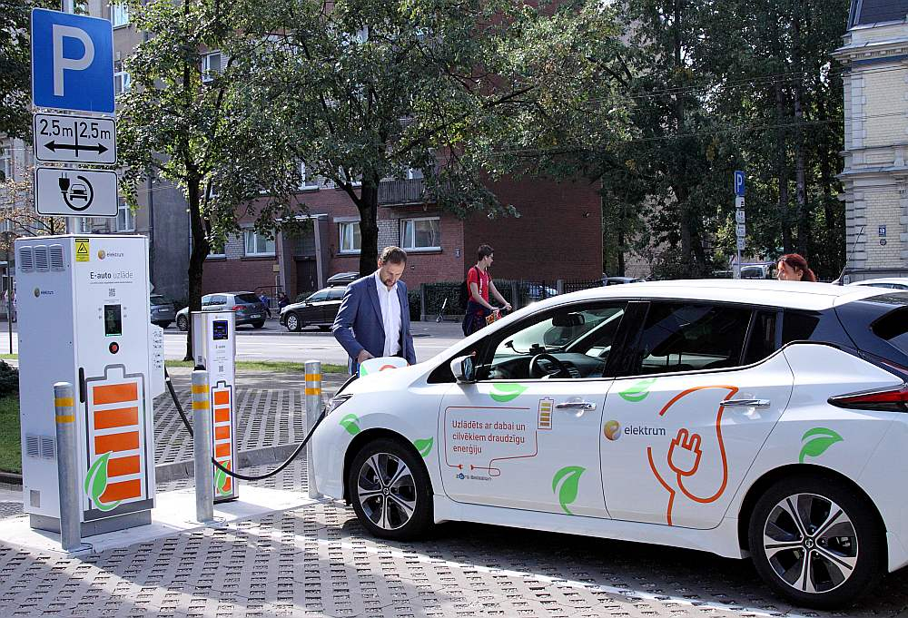 Elektroauto uzlāde.
