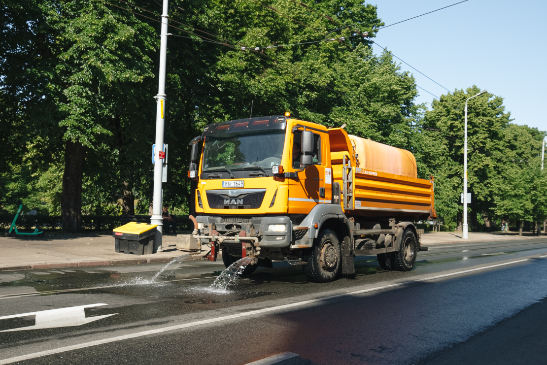 Putekļu mazināšanas nolūkos Rīgā turpinās ielu laistīšana.