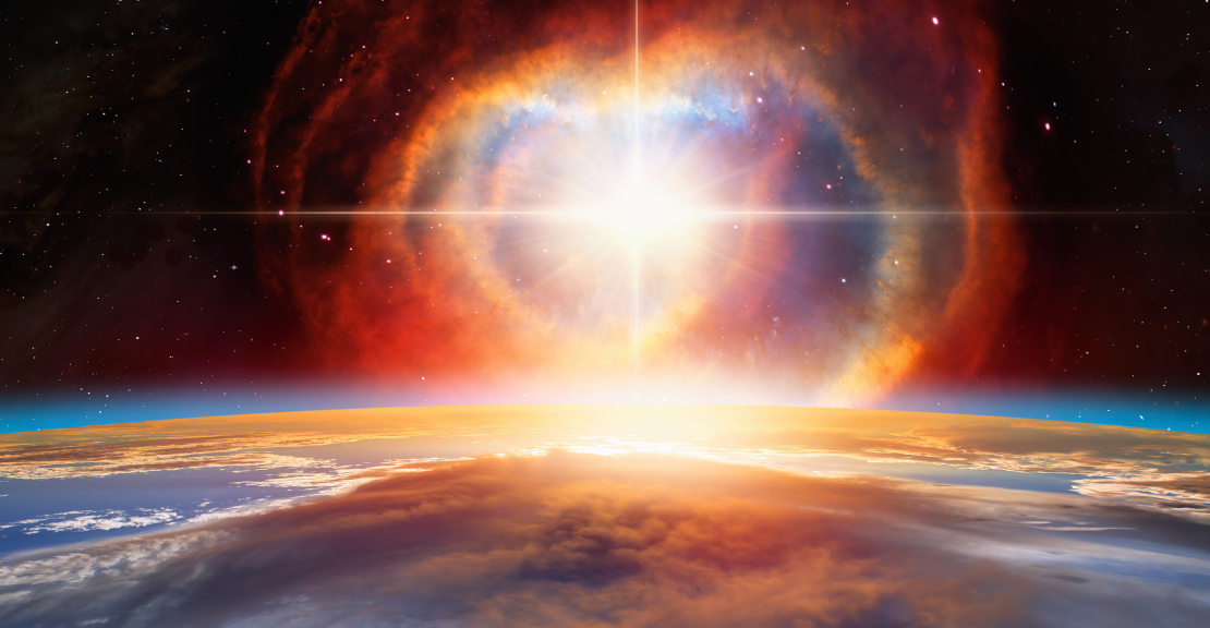 Supernovas eksplozija galaktikas centrā.