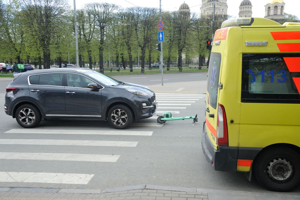 Autoavārija ar skūteri.