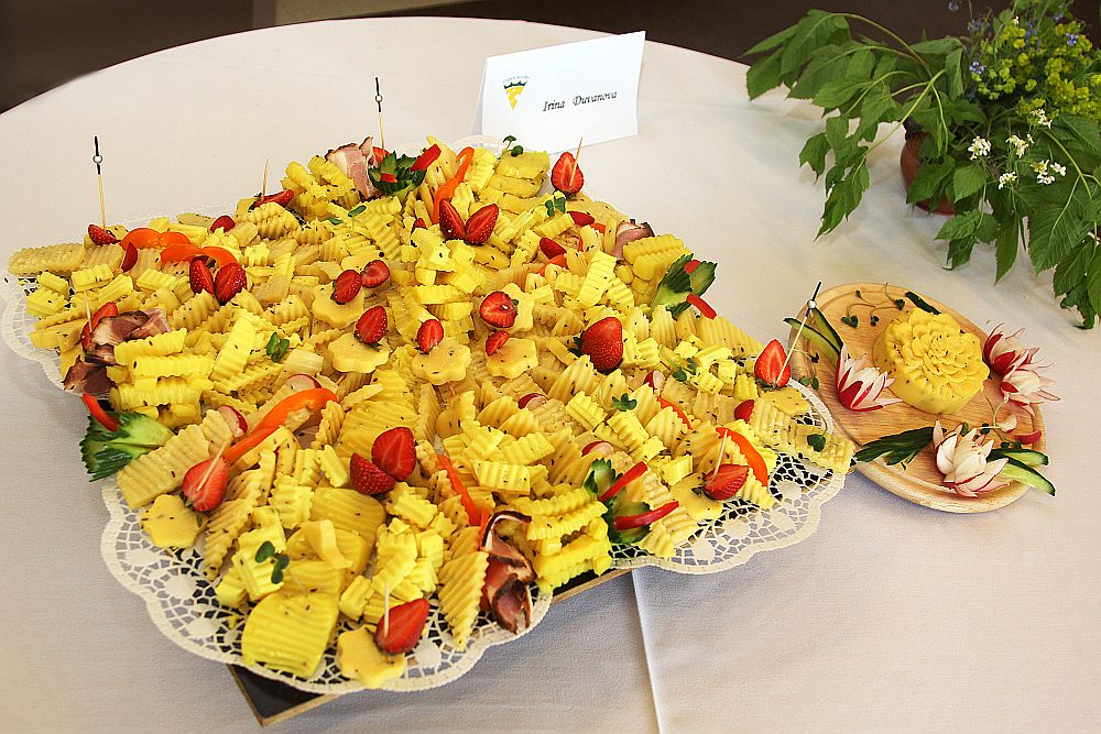 Jāņu siers ir viens no ES Garantēto tradicionālo īpatnību reģistrā iekļautajiem produktiem, ko gatavo pēc īpašas ES apstiprinātas receptes. Tādēļ Jāņu siers ir dārgāks par ķimeņu vai kādu citu sieru, bet vairums pirmcēju to neizprot.