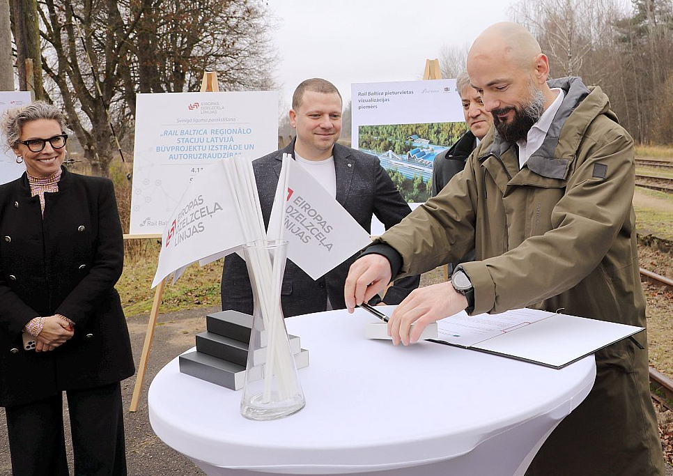 "RERE Grupas" valdes priekšsēdētāja Mārīte Straume (no kreisās), "RERE Vide" valdes priekšsēdētājs Vjačeslavs Voropajevs, "INECO" pārstāvis Hosē Maria Lorente un SIA "Eiropas Dzelzceļa līnijas" valdes priekšsēdētājs Kaspars Vingris "Rail Baltica" reģionālajā stacijā "Saurieši" paraksta līgumu par "Rail Baltica" reģionālo mobilitātes punktu būvprojektēšanu un autoruzraudzību. "RERE Grupas" uzņēmumi ir vieni no retajiem, kas spējuši uzvarēt iepirkumos par lielāku summu nekā gadu iepriekš.