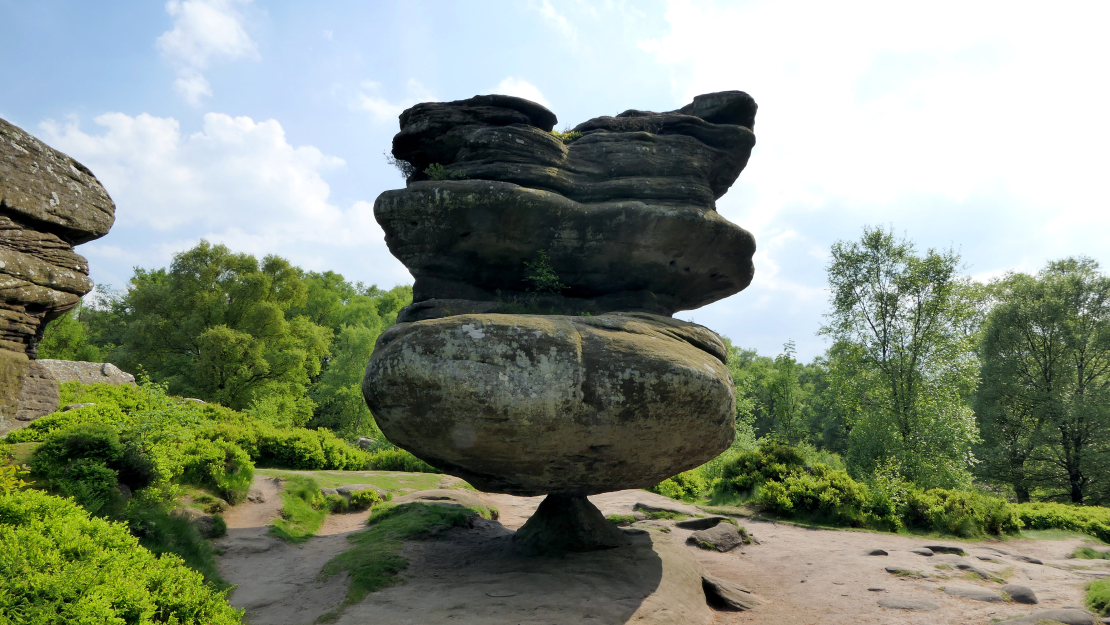 Neparasti klinšu veidojumi Ziemeļjorkšīrā, Anglijā (Brimham Rocks).