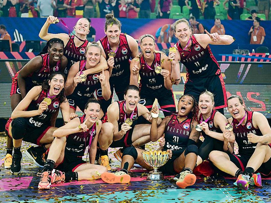 Beļģijas basketbolistes līksmo par uzvaru Eiropas čempionātā. Beļģija pirmo reizi vēsturē spēlēja Eiropas meistarsacīkšu finālā, sīvā cīņā vien pēdējās minūtēs pārspējot titulēto Spāniju.