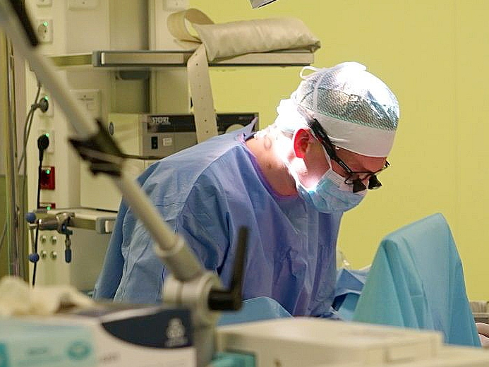 "Operācija izdevās un bērnam plaukstas funkcionalitāti varēs atjaunot vismaz par 90%," atzsīt Kalvis Pastars, stacionāra "Gaiļezers" Rokas un plastiskās ķirurģijas nodaļas plastikas ķirurgs un Mikroķirurģijas centra vadītājs.
